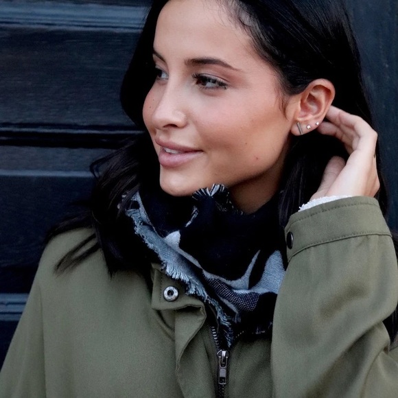 Blacks and gray cami print scarf with fringe hemline. - Picture 5 of 5